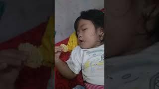 adek sepupu anak orang mau tidur tidur udah ini tidur sambil makan