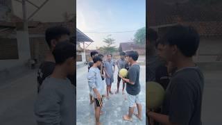 Siapa nih yang kalo main tim yang kalah buka baju #shorts #lucu #komedi #bola