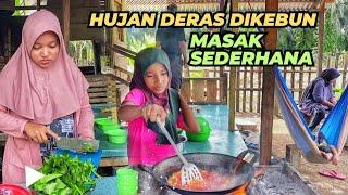 Hujan deras di kebun masak dan makan bersama nenek