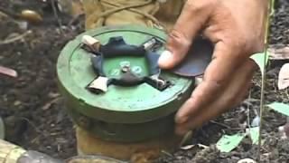 Cambodian shows how to disarm a mine