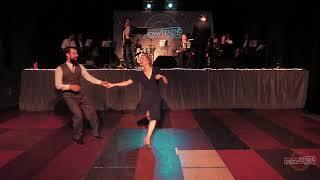 Pamela Gaizutyle and Juan Villafane lindy hop performance in Swingtiago