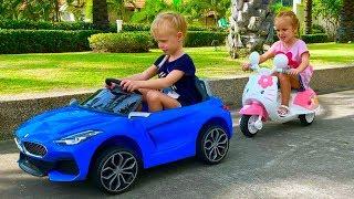 Mili dan Stacy Berpura-pura Bermain dengan Mainan Ride On Cars