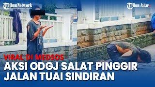 VIDEO VIRAL, Aksi ODGJ Salat di Pinggir Jalan, Warganet Beri Sindiran yang Berakal Justru Tak Salat