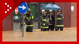 Alluvione a Gessate, donna soccorsa dai vigili del fuoco davanti a un supermercato