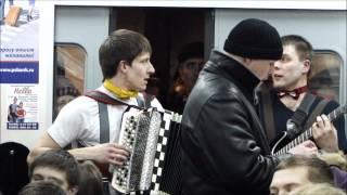 Talanted musicians in train. Музыканты в электричке группа 1000 вольт