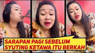 TANTE LALA SARAPAN PAGI SEBELUM SYUTING DI TRANS TV, KETAWA ITU BERKAH