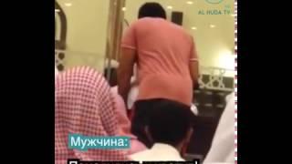 Мужчина забирает микрофон у шейха Хамиса аз-Захрани, посмотрите на реакцию шейха