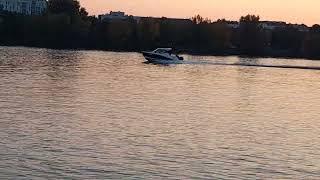 Die Donau in Wien  bei Sonnenuntergang.