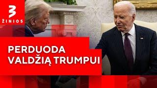 Bidenas spaudžia dešinę Trumpui ir perduoda valdžią