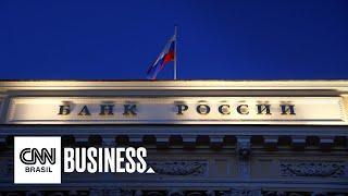 Rublo cai 30% e Banco Central da Rússia eleva taxa de juros para 20% ano | NOVO DIA