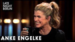 Noch aufgedrehter als sonst: Anke Engelke probiert zum ersten Mal Energy Drink | Late Night Berlin