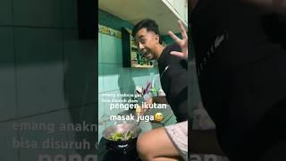 suami ikutan ke dapur?! #masak #kilat #tumis #sayur #ayam  #suamiistri #kocak #videoshort #shorts