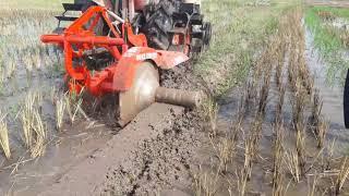 Membuat pematang sawah dengan mesin