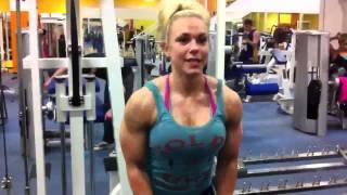 Minna Pajulahti training her delts