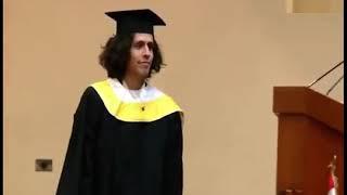 PUCP. Universitario rompe su diploma en plena graduación