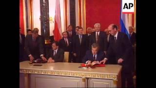 Russia-Polish President Kwasniewski Meets Yeltsin