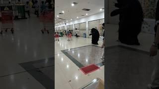 Penampakan Hantu Penculik Anak Kecil Saat Maghrib Sangat Meresahkan Warga Terekam Pengunjung Mall