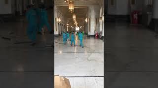 SAUDI ARABIA - Cleaning in the holy mosque of Makkah !!! 