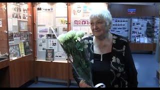 Ветеран ОВД Валентина Селихова принимает поздравления по случаю юбилея. ЛНР