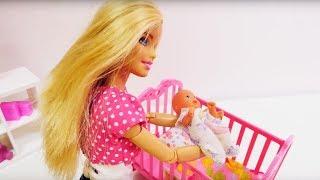 Видео для детей. Обзор игрушек. Кроватка для ребенка Барби