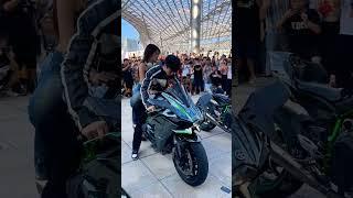 Kawasaki Ninja h2 #h2 public reaction #qute girl #engry girl #superbikelover #ytshorts #automobile.