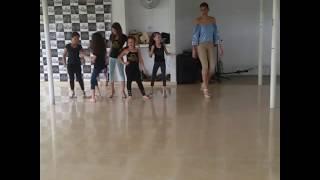 Clase de modelaje para niñas