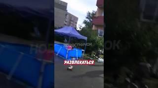  Поставили бассейн возле подъезда пятиэтажки и удивили весь интернет! | Новостничок