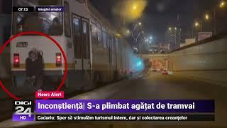 Un tânăr a mers agățat în partea din spate a unui tramvai, în București. Imaginile au ajuns virale