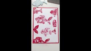 Carve the outline of the fish on the blow-molded board, daub the color with paint, and then print i