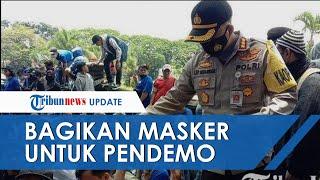 Polisi Bagikan Masker saat Aksi Demo Aremania di Kantor DPRD dan Balai Kota Malang