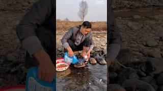 लड़का नदी में कपड़े साफ कर राहा है  ! #shorts #shortvideo