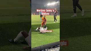 ‍️Mertens, Colley’i Gülerek Yerden Kaldırıyor