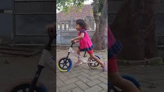 Fainusa hobi banget naik balance bike #shorts #shortsvideo #balancebike #balancebikeindonesia