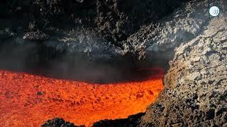 Prosegue l'eruzione sull'Etna, la colata da vicino