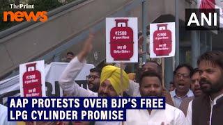 AAP leaders hold protest over BJP’s free LPG cylinder promise at ITO