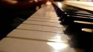 White kid plays 不能說的秘密 20 years into future Secret piano