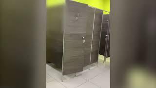 В женском туалете ТЦ «Мармелад» в Волгограде обнаружили извращенца с камерой