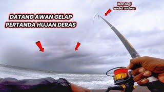 Ikan mulai makan,datang hujan deras !! Hati hati saat mancing di tepi pantai,waspada petir mengintai