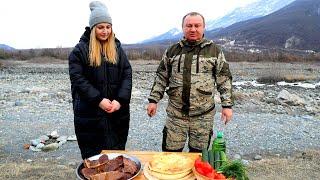 ОБЕД НАСТОЯЩЕГО ОСЕТИНА: МЯСО и ПИРОГИ! ОСТОРОЖНО! ЭКРАН МОЖЕТ ПОСТРАДАТЬ!