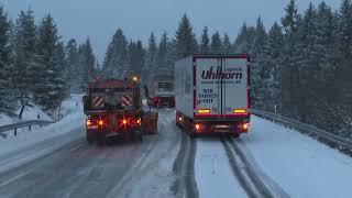 Wintereinbruch im Oberharz: LKW stecken trotz Fahrverbot auf der B4 fest - Winterdienst im Einsatz