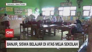 Banjir, Siswa Belajar di Atas Meja Sekolah