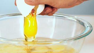 How To Perfectly Crack An Egg (With One Hand)