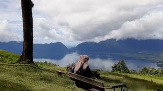 flying fox di atas puncak lawang sambil menikmati keindahan  danau maninjau