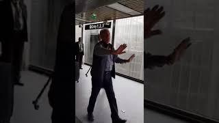 Nezzar frappe un algérien qui l’interpelle à l'aéroport de Paris