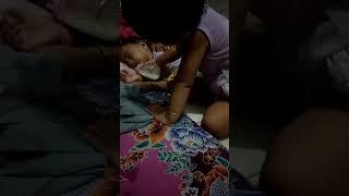 Adek yang lagi kasih susu ke kakak yang lagi tidur