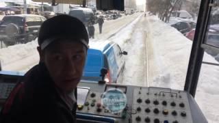 Трамвай в Казани у Московского рынка вытащил ларгус