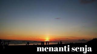 Indahnya senja di pinggir pantai