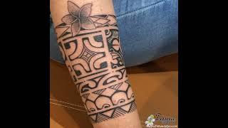 Tatouage polynésien en bracelet avec frise fleur et tiki