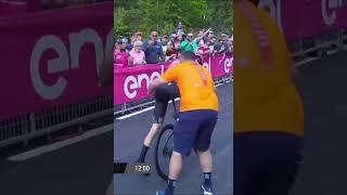  Sous les huées, Geraint Thomas change de casque et de vélo #shorts #shortsvideo #cycling #giro