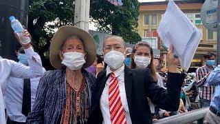 Human rights activist arrives at Phnom Penh court dressed in Western suit